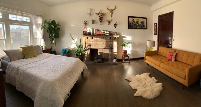 Large bedroom - 1030 E Ocean Blvd