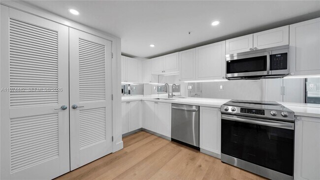 Foto del edificio - 555 NE 34th St