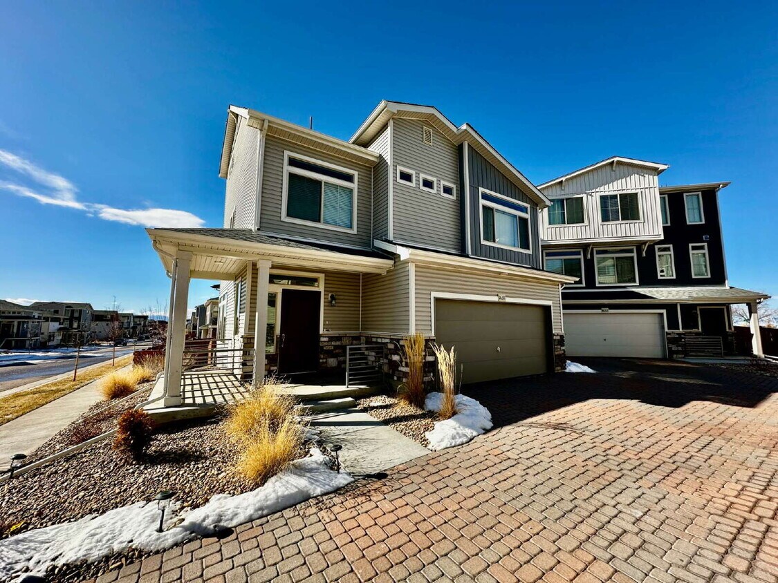 "Charming and spacious 3-Bed Sanctuary with 2.5 Baths the Reunion Community in Commerce City!" - "Charming and spacious 3-Bed Sanctuary with 2.5 Baths the Reunion Community in Commerce City!"
