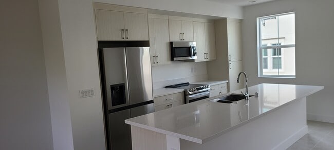 Kitchen area - 726 Rockview Rd