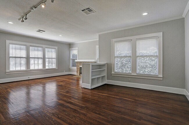Foto del edificio - 2 Bedroom House in Allen Parkway