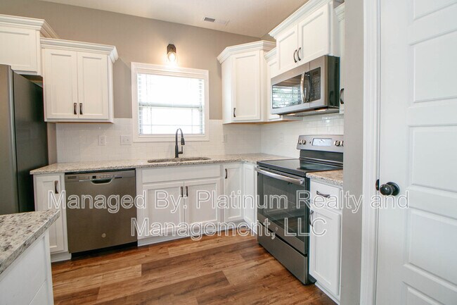 Building Photo - 638 Tacoma Dr