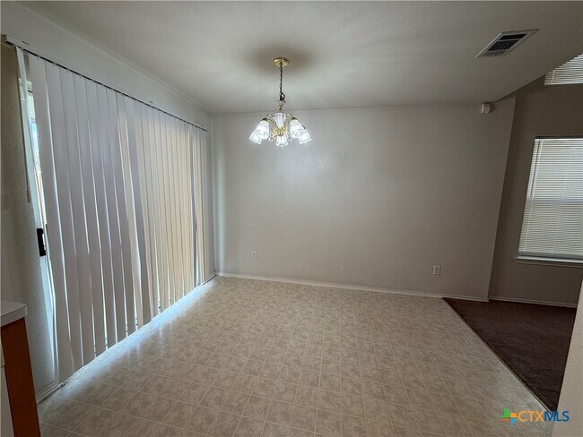 Building Photo - 1205 Saddle Dr