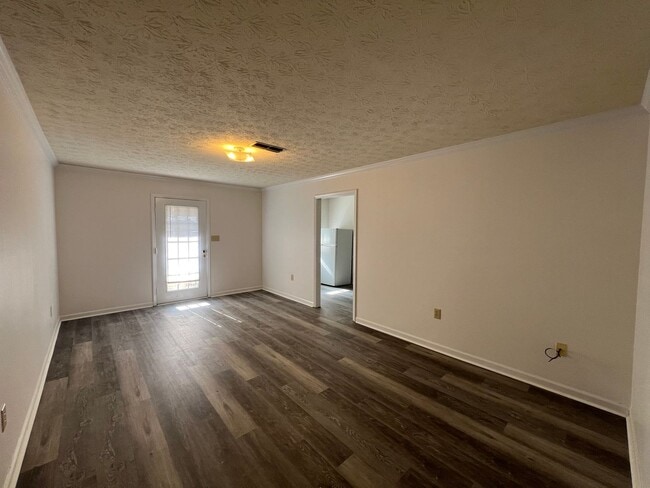 Building Photo - **FALL PRELEASING** Spacious 1/1 within walking distance to campus and downtown!