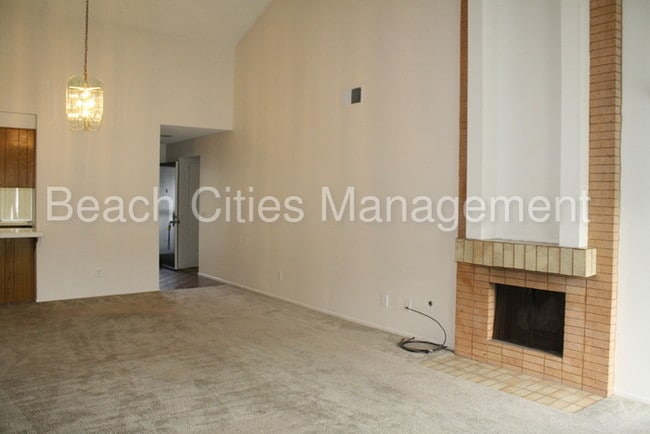 Building Photo - 2506 E Willow St