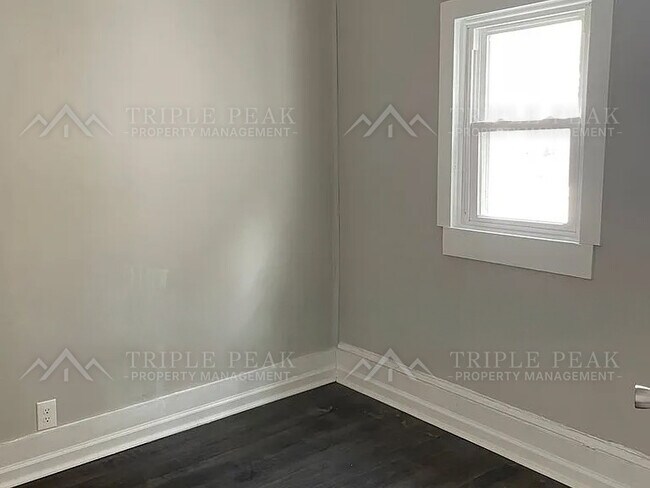 Foto del edificio - 297 N Laurel St