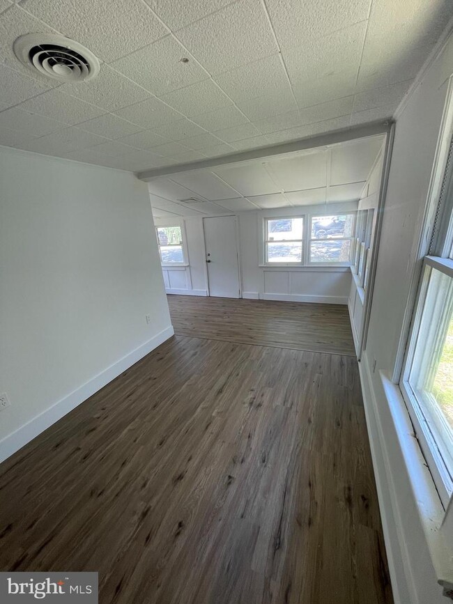 Building Photo - 33 Brandriff Ave