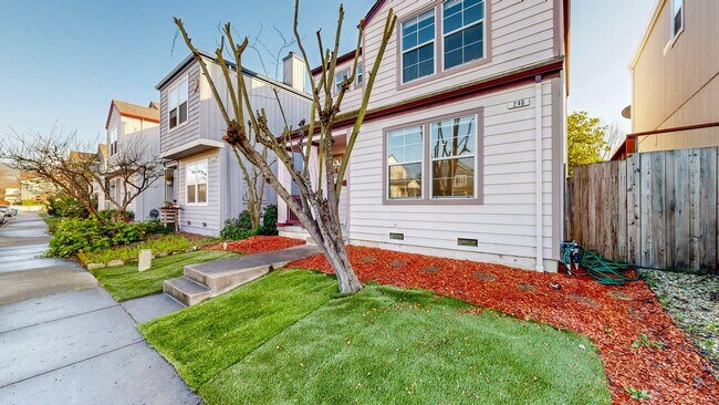 Foto del edificio - Charming 3 Bedroom 2.5 Bath with Bonus Room and Private Yard!