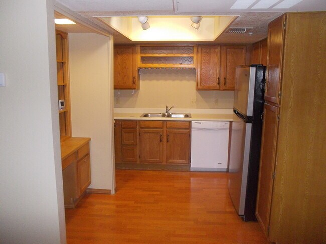 Building Photo - Cozy Town home Located close to Downtown s...