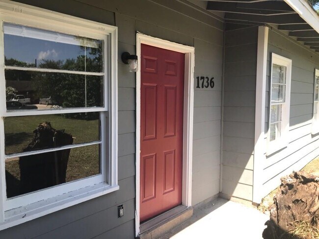 Building Photo - 1736 Lynn Ln