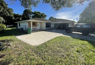 Building Photo - 2616 Newport Dr