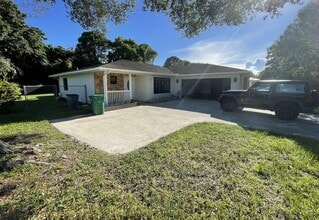 Building Photo - 2616 Newport Dr