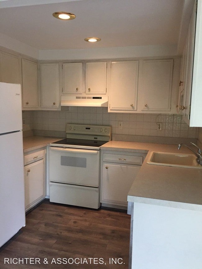 Building Photo - 3 br, 2.5 bath Apartment - 24407 BASHIAN DR.