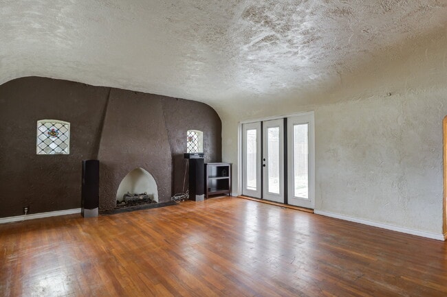 Building Photo - Charming Tuscany Villa block away from TTU