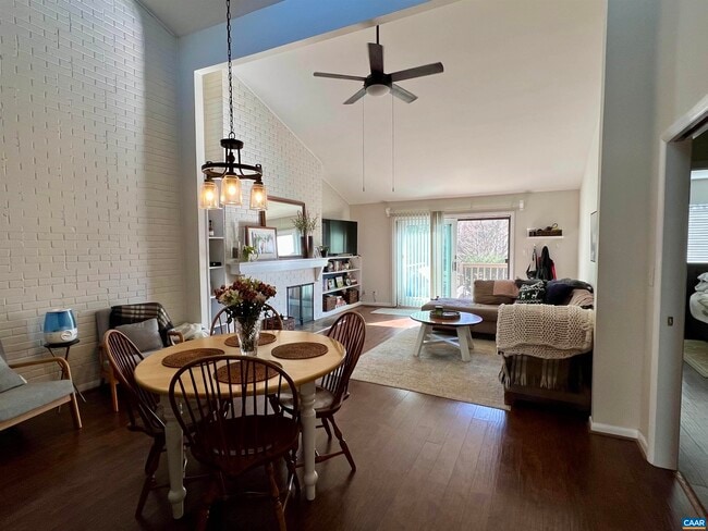 Foto del edificio - 327 Harvest Dr