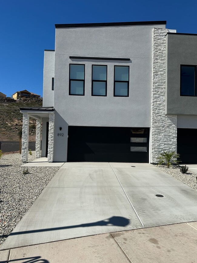 Building Photo - Brand New 3 Bed / 2.5 Bath Townhome – Internet Included