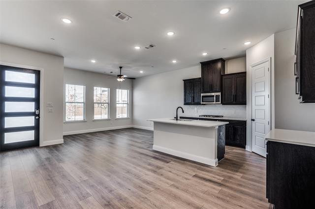 Foto del edificio - 4933 Barcelona Ave