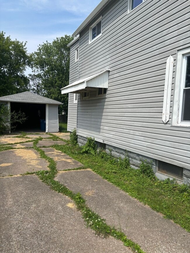 Building Photo - Section 8 welcome, 4bd 2 bath