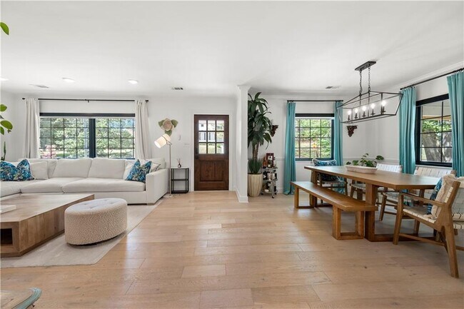 Foto del edificio - 4237 Rickenbacker Way NE