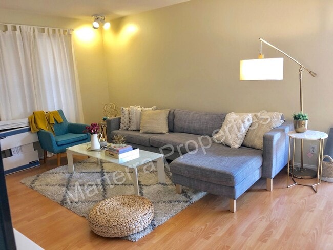 Building Photo - Upgraded Town Home With Resort Style Ameni...
