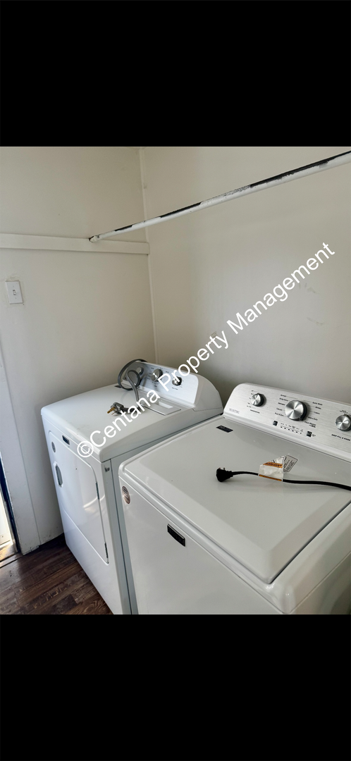 Building Photo - Two Bed Room 1 Bath with Bonus Room