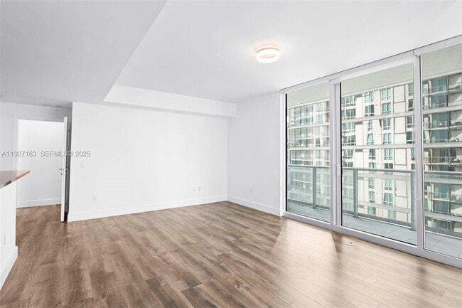 Foto del edificio - 300 S Biscayne Blvd