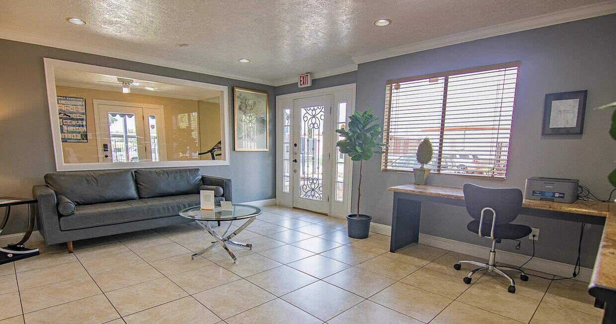 Foto principal - 15100 Golden Eagle Dr