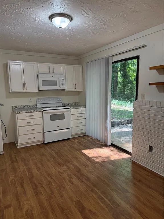 Foto del edificio - Room in House on Wedgewood Dr
