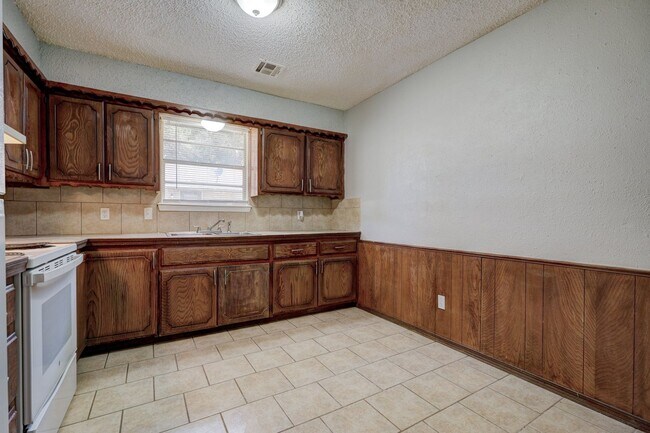 Foto del edificio - 2 bed, 1 bath apartment in noble, ok
