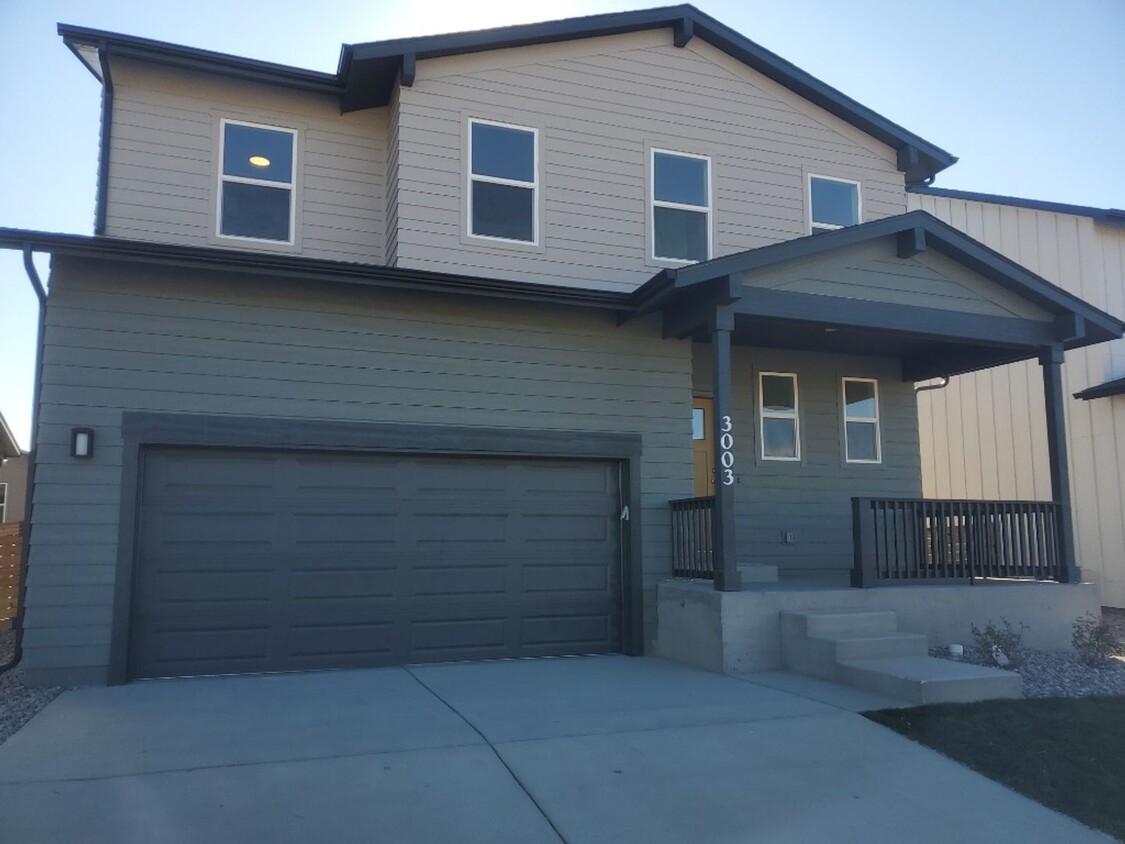 Foto principal - Exquisite 3 Bed 2.5 Bath Single Family Home