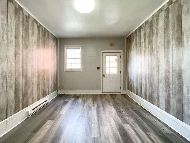 Building Photo - PRELEASING for AUGUST! Close to Campus