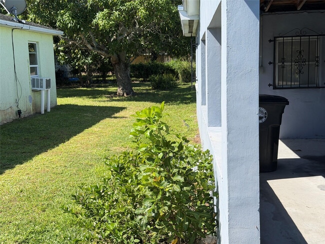 Building Photo - 703 N 17th St