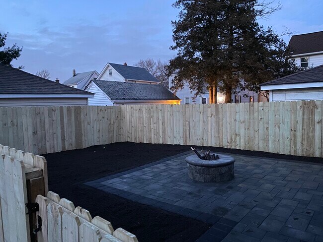 Foto del edificio - 235 Lawrence Ave