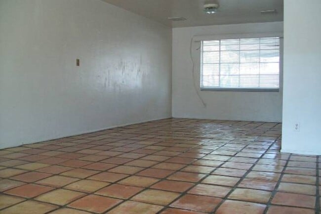Building Photo - 1204 W 7th St