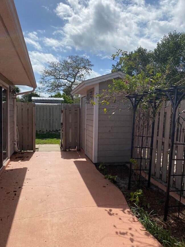 Foto del edificio - SPACIOUS, FIRST FLOOR CONDO WITH BIG FENCED IN PATIO IN THE LOVELY COMMUNITY OF QUAIL RIDGE!