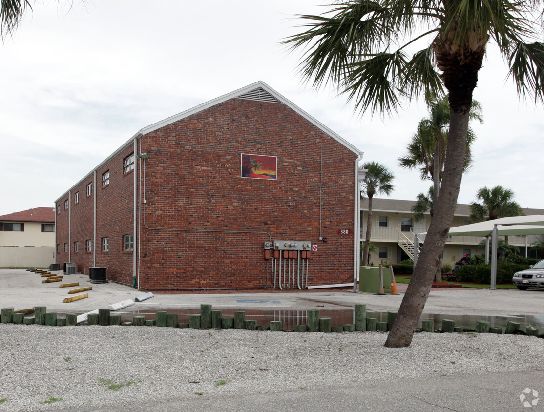 Building Photo - Island Palms