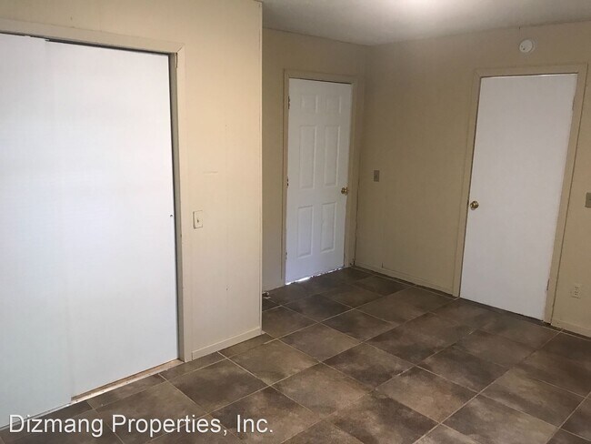 Building Photo - 3 br, 1 bath House - 2749 W. Olive St.