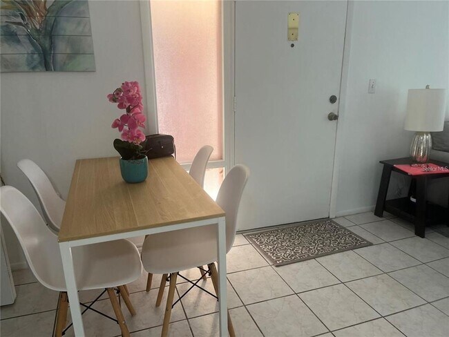 Foto del edificio - 8602 Champlain Ct