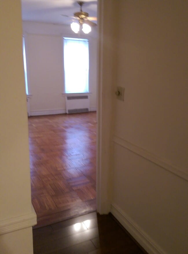 Building Photo - 868 E 7th St