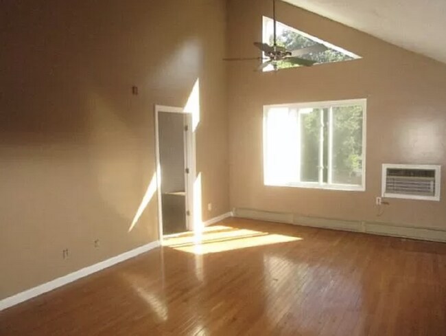 Techos de loft en la sala de estar - 200 Woodlawn Ave
