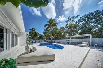 Building Photo - 2020 Alamanda Dr