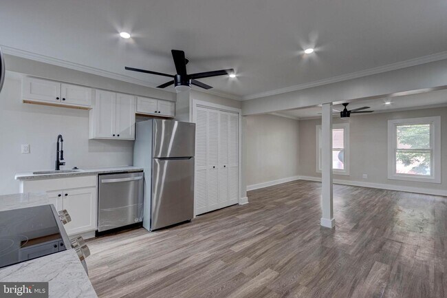 Foto del edificio - 827 N Howard St