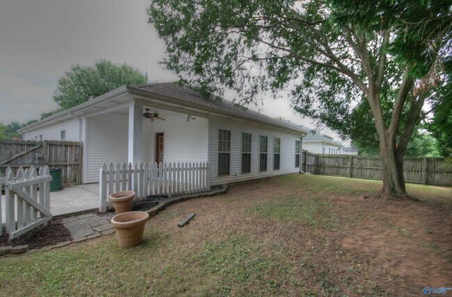 Foto del edificio - 215 River Oaks Dr