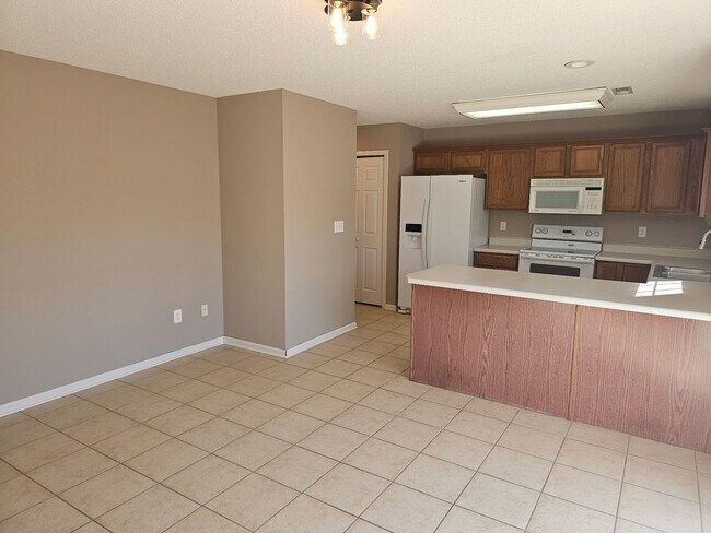 Building Photo - 3 Bedroom 2 Bath Home in Seven Oaks Neighborhood