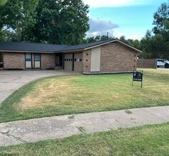 Building Photo - 3717 Cranston Ct E