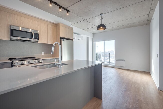 Building Photo - E717