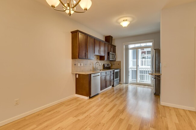Building Photo - Luxury Mountlake Terrace Townhome with Garage