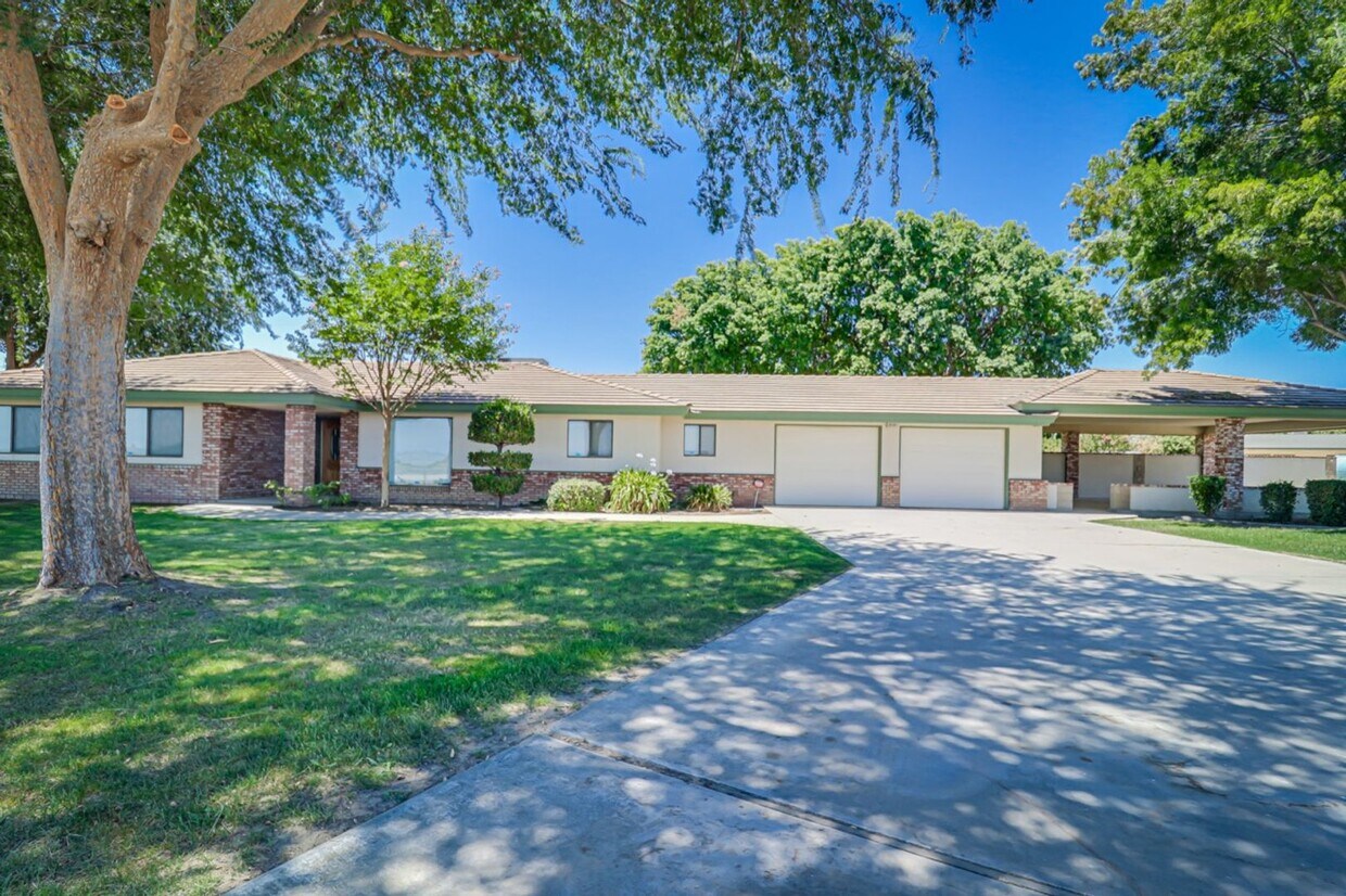 Foto principal - Ranch in NW Bakersfield w/Pool!