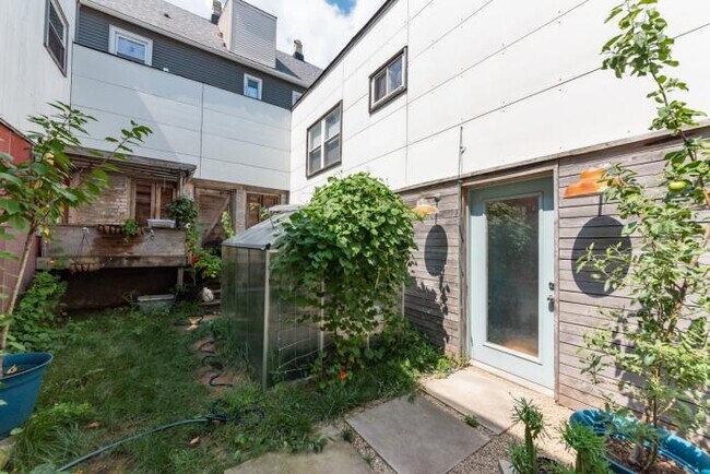Building Photo - 2 bedroom in Chicago IL 60647