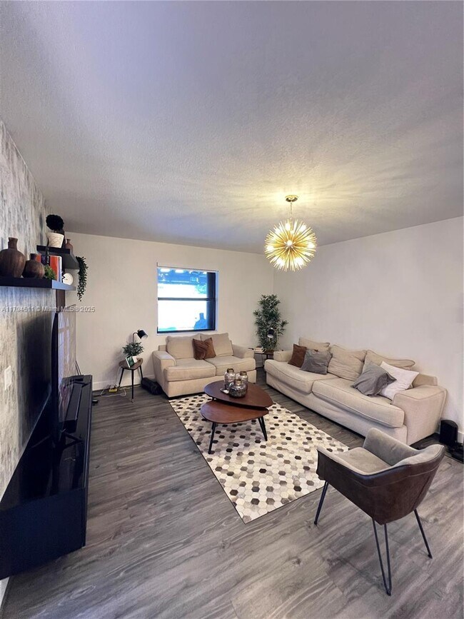 Foto del edificio - 3423 W 110th St